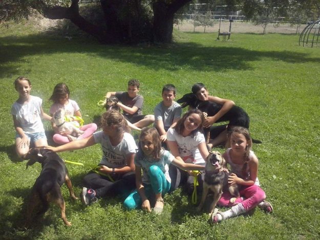 lovastáboros gyerekek